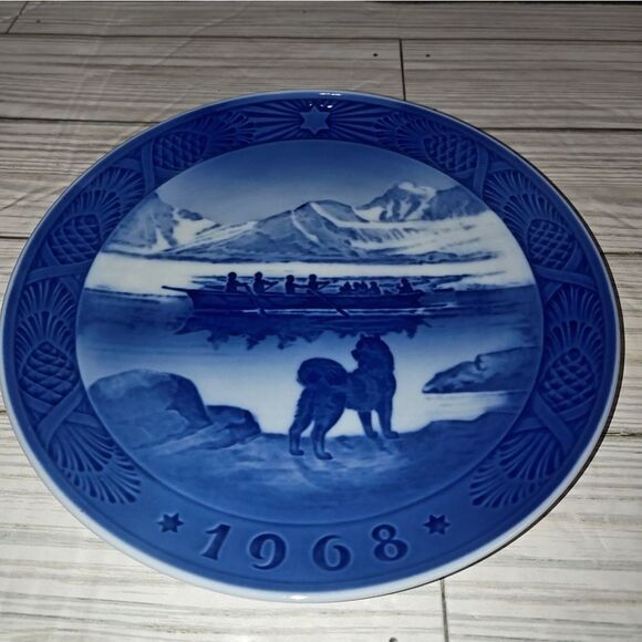 Royal Copenhagen Denmark 1968 "The Last Umiak" Collectors Plate Blue & White - Picture 4 of 7